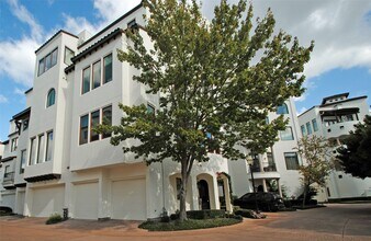 302 Calle Sevilla Pl in Houston, TX - Building Photo - Building Photo