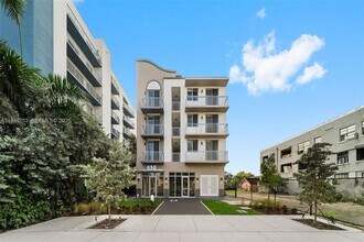 650 SW 1st St, Unit 305 in Miami, FL - Foto de edificio - Building Photo
