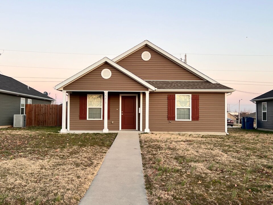 2211 S Pearl Ave in Joplin, MO - Building Photo
