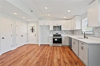 413 River Oaks Dr in New Orleans, LA - Foto de edificio - Building Photo