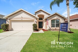 6806 Guilford Crest Dr in Apollo Beach, FL - Building Photo
