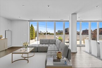 691 Massachusetts Ave, Unit 601 in Boston, MA - Foto de edificio - Building Photo
