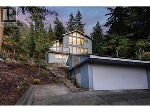 445 Mountain Dr in Lions Bay, BC - Building Photo - Building Photo