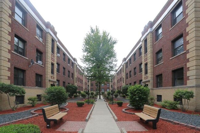 property at 826 W Waveland Ave