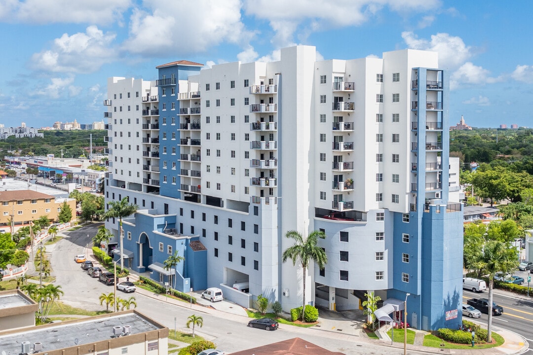 Gables Sunview in Miami, FL - Foto de edificio