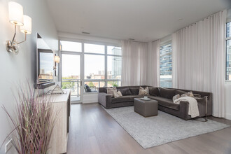 367 W Locust St in Chicago, IL - Building Photo - Building Photo