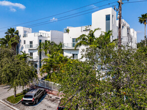 1975-1985 Calais Dr in Miami Beach, FL - Foto de edificio - Building Photo