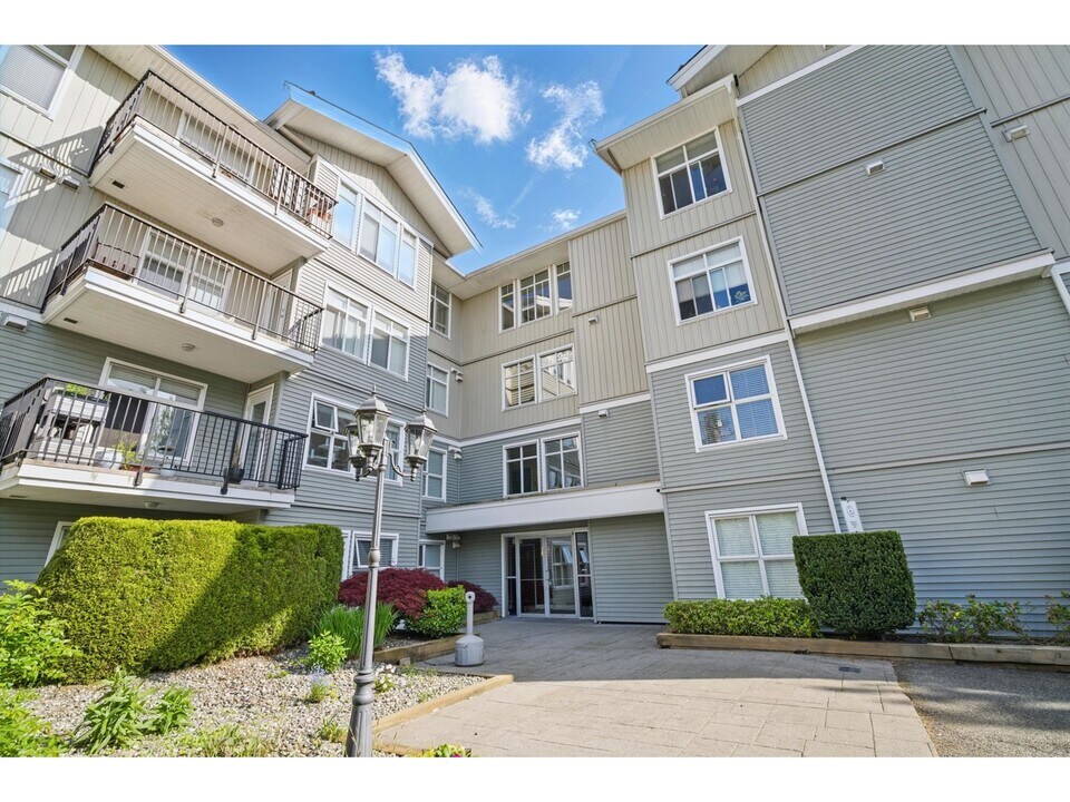 33255 Old Yale Rd in Abbotsford, BC - Building Photo
