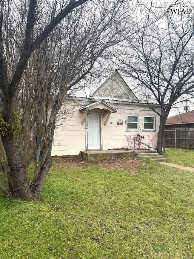 property at 225 N Sycamore St