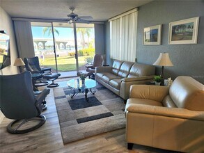 5901 Bahia Del Mar Cir N, Unit 124 in St. Petersburg, FL - Building Photo - Building Photo