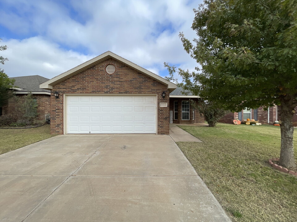 1914 99th Pl in Lubbock, TX - Foto de edificio
