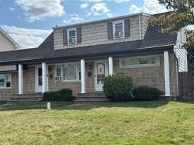 753 S Walnut St in Lindenhurst, NY - Building Photo