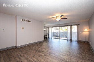 8738 Metcalf Ln in Overland Park, KS - Building Photo - Building Photo