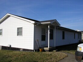 3812 Charlie Moran Hwy in Horse Cave, KY - Building Photo