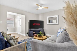 153 Vista Hermosa Cir in Sarasota, FL - Building Photo - Building Photo