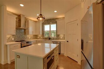 302 Red Bird Ln in Granbury, TX - Building Photo - Building Photo