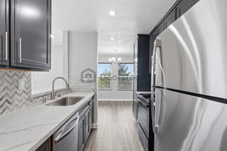 675 Newbury Ln, Unit 241 in Hayward, CA - Foto de edificio - Building Photo