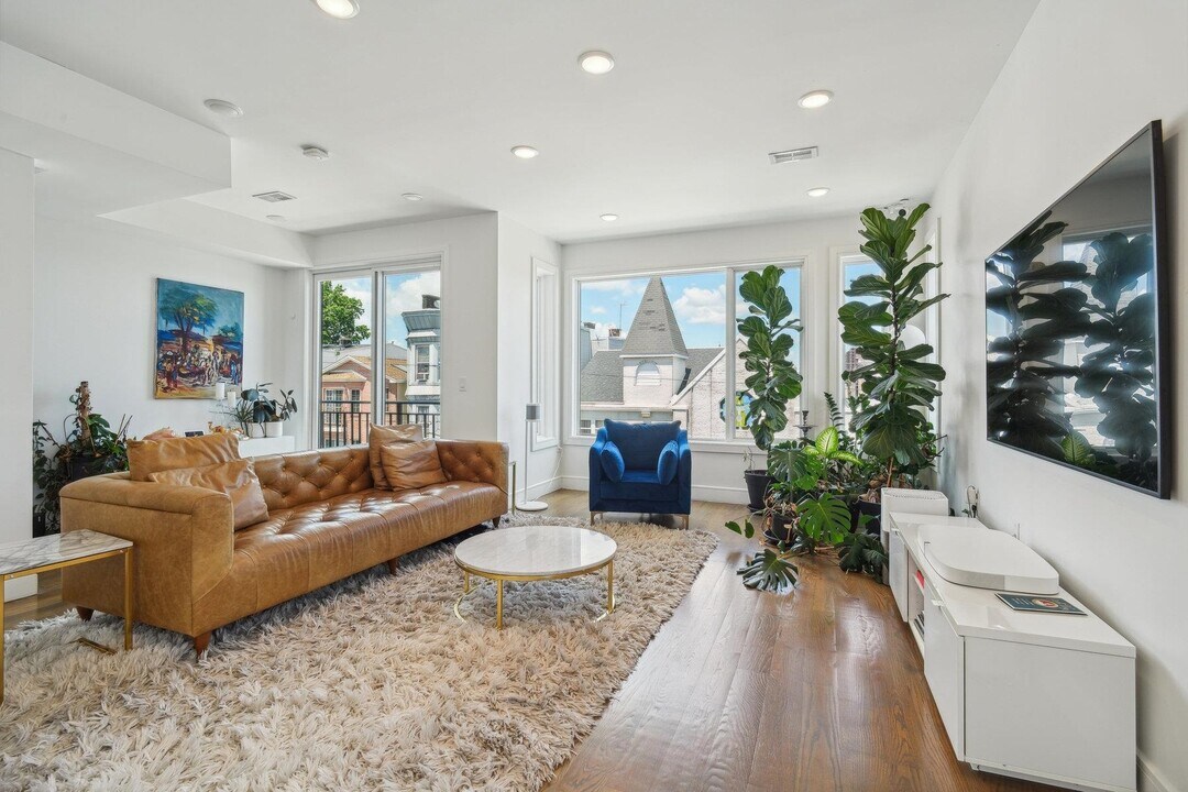 13 Graham St in Jersey City, NJ - Building Photo