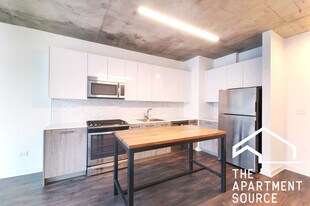 1722 W Roscoe St, Unit 507 in Chicago, IL - Building Photo