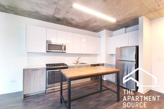 1722 W Roscoe St, Unit 507 in Chicago, IL - Foto de edificio - Building Photo