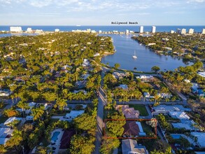 1310 Jackson St in Hollywood, FL - Foto de edificio - Building Photo