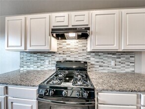 1270 Lakeview Dr in Edmond, OK - Building Photo - Building Photo