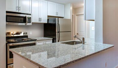 Shenandoah Crossing in Fairfax, VA - Building Photo - Building Photo