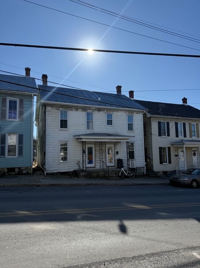 24 E Orange St in Shippensburg, PA - Foto de edificio - Building Photo