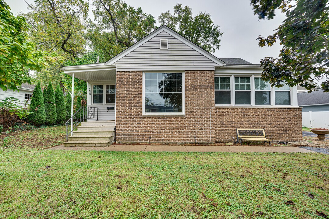 706 Michigan St in Wheaton, IL - Building Photo