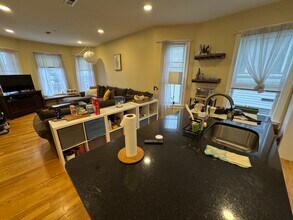 10 Jay St, Unit 2 in Somerville, MA - Foto de edificio - Building Photo