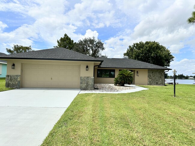 425 Lake August Dr in Lake Placid, FL - Building Photo - Building Photo