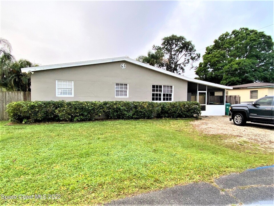 301 W University Blvd in Melbourne, FL - Building Photo