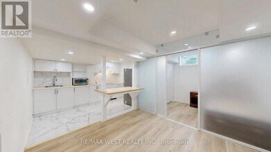 197 Vantage Lp in Newmarket, ON - Building Photo - Building Photo