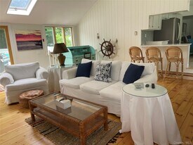 1 Castle View Ct in Westhampton, NY - Building Photo