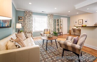 136 Gerry Rd in Brookline, MA - Building Photo