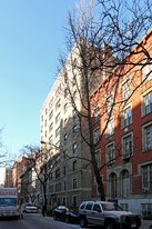123 W 74th St in New York, NY - Building Photo