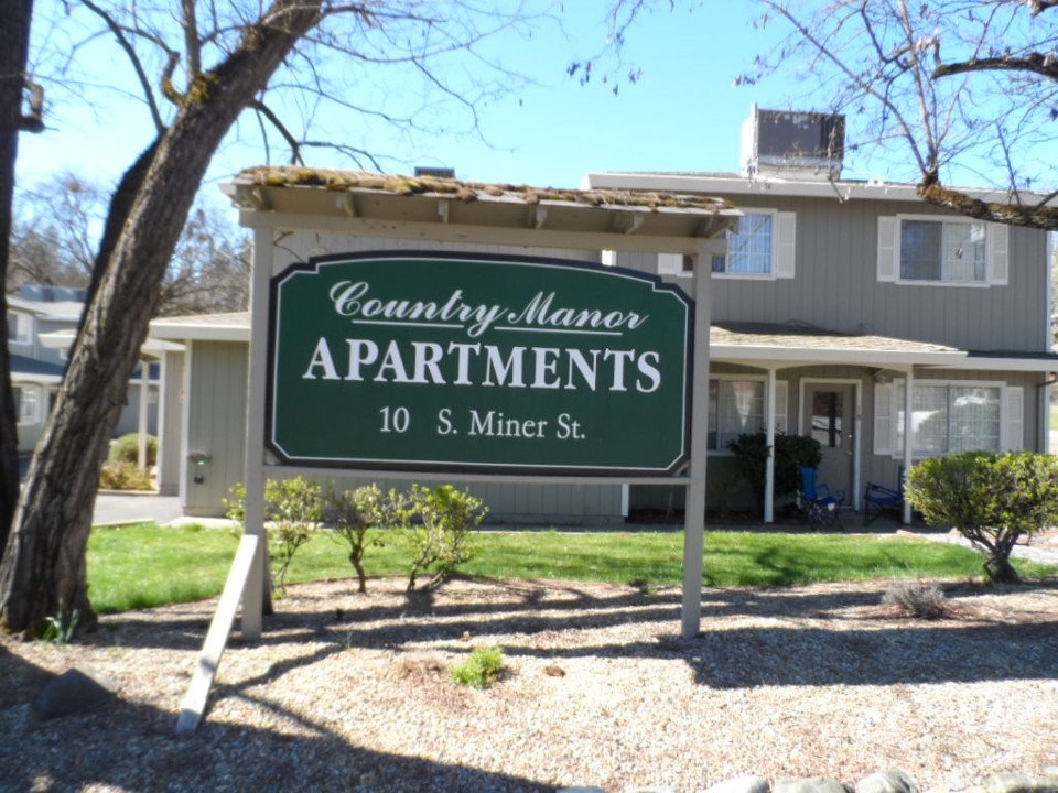 Country Manor Apartments in Weaverville, CA - Foto de edificio