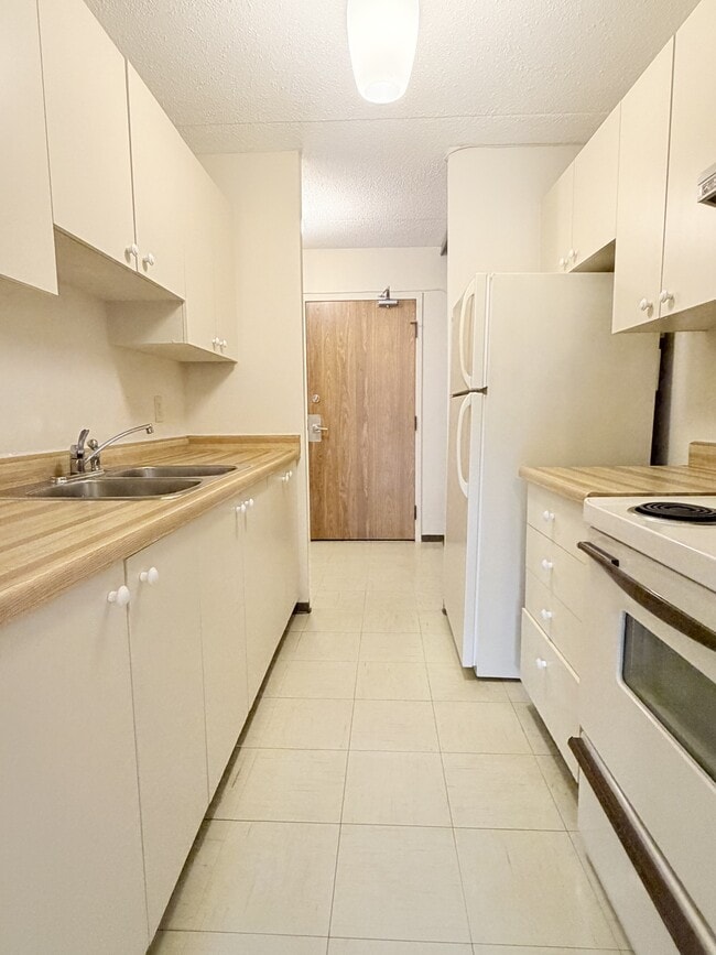 1653 Ouellette Ave in Windsor, ON - Building Photo - Building Photo