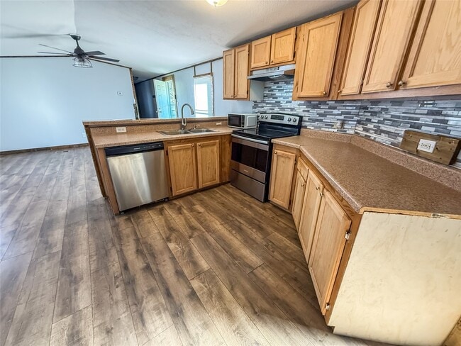 861 Co Rd 947 in Alvin, TX - Building Photo - Building Photo