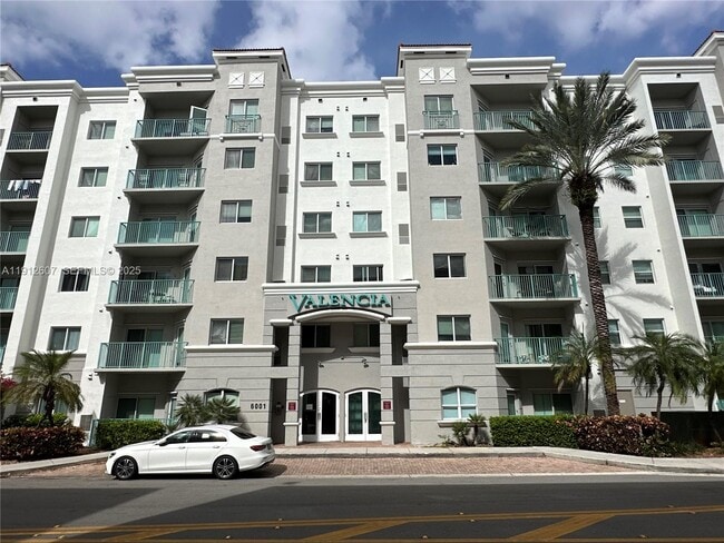 6001 SW 70th St in South Miami, FL - Foto de edificio - Building Photo
