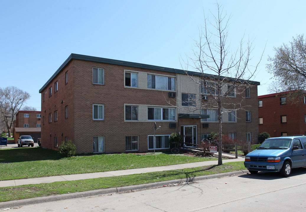 1823 Ulysses St NE in Minneapolis, MN - Foto de edificio