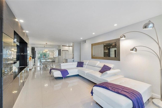 6261 Bay Club Dr, Unit 2 in Fort Lauderdale, FL - Building Photo - Building Photo