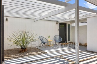 915 E Racquet Club Rd in Palm Springs, CA - Building Photo - Building Photo