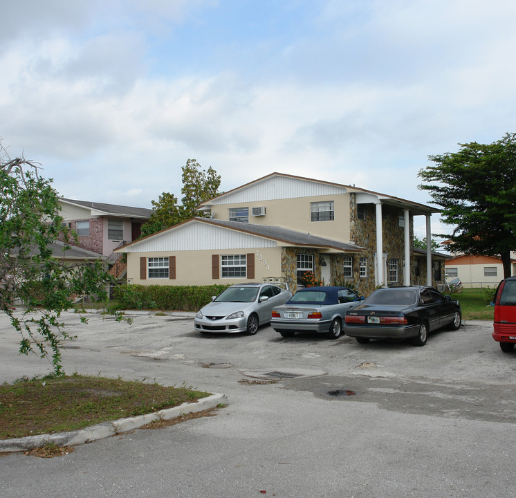 7331 NW 35th St in Hollywood, FL - Foto de edificio