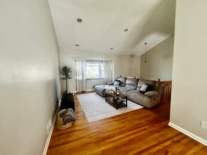 119 Cindy Ct in Middlesex, NJ - Foto de edificio - Building Photo