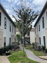 2425 Augusta Dr in Houston, TX - Foto de edificio - Building Photo