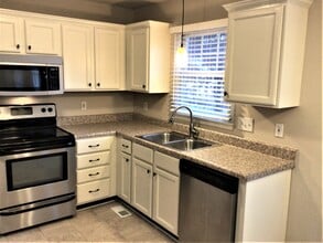 6323 Stonewick Dr in Jamestown, NC - Building Photo - Building Photo