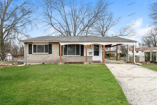 220 Versailles Dr in Florissant, MO - Building Photo