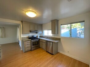 5033 Campo Rd in Woodland Hills, CA - Building Photo - Building Photo