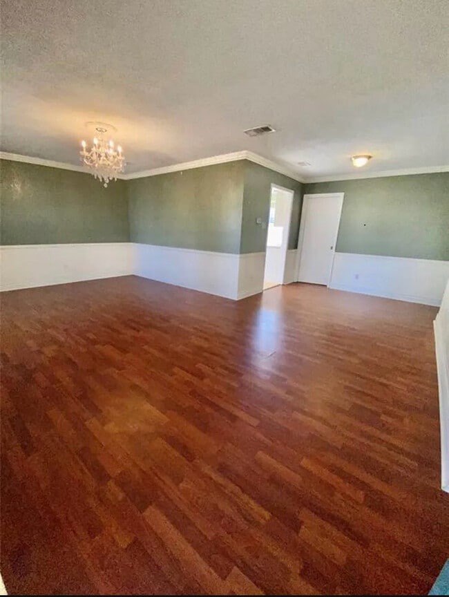 2204 Foxcroft Ln in Arlington, TX - Foto de edificio - Building Photo